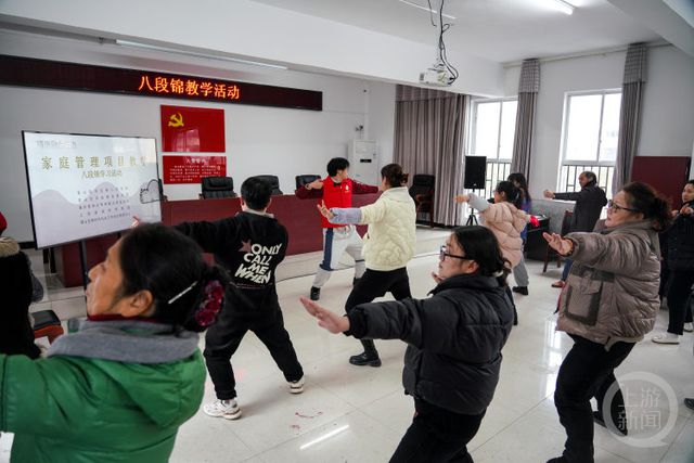 何吃好又不长胖？专家进社区教居民健康减重麻将胡了2试玩网站健康微课·甩肉行动｜如(图2)