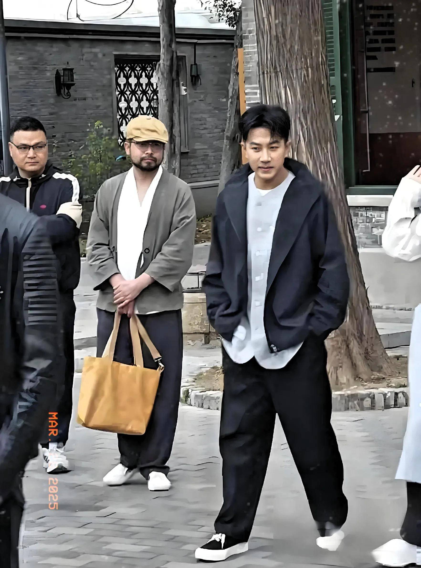 的抗老51岁刘恺威在网友镜头下硬帅麻将胡了不得不佩服港台明星比内地